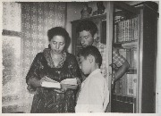Х. Байрамукова с сыновьями Эдиком и Арсеном.jpg