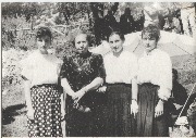 Хурзук 1992 г. Четыре Халимат Байрамуковых.jpg